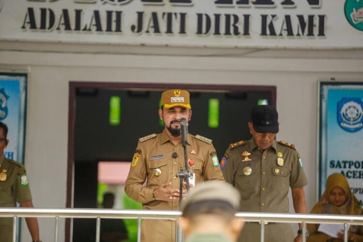 Sinergi untuk Syariat, Bupati Al-Farlaky Dukung Satpol PP dan WH Melalui Seragam Baru