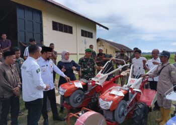 Bupati Al-Farlaky Serahkan Bantuan Alsintan kepada Brigade Pangan Aceh Timur Tahun 2025