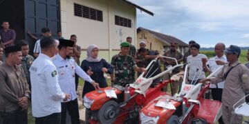 Bupati Al-Farlaky Serahkan Bantuan Alsintan kepada Brigade Pangan Aceh Timur Tahun 2025
