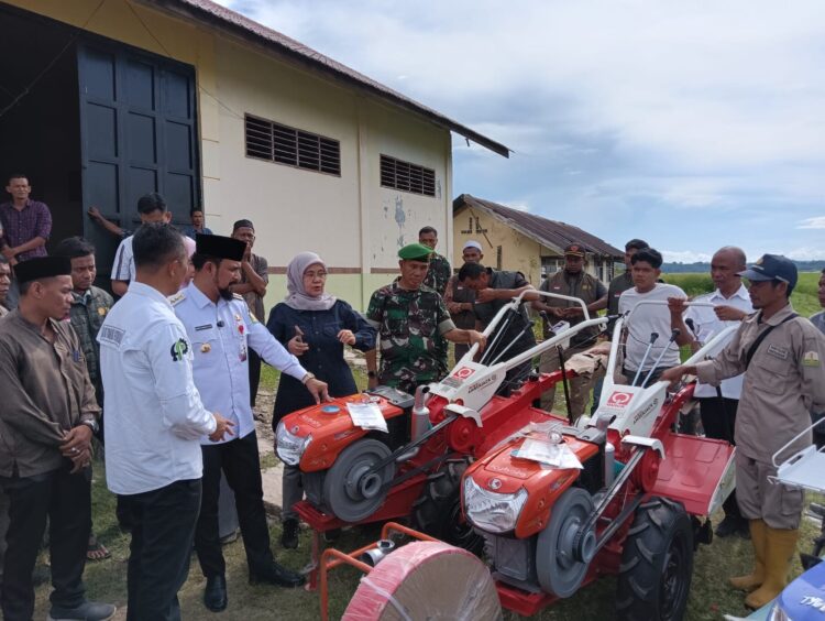Bupati Al-Farlaky Serahkan Bantuan Alsintan kepada Brigade Pangan Aceh Timur Tahun 2025