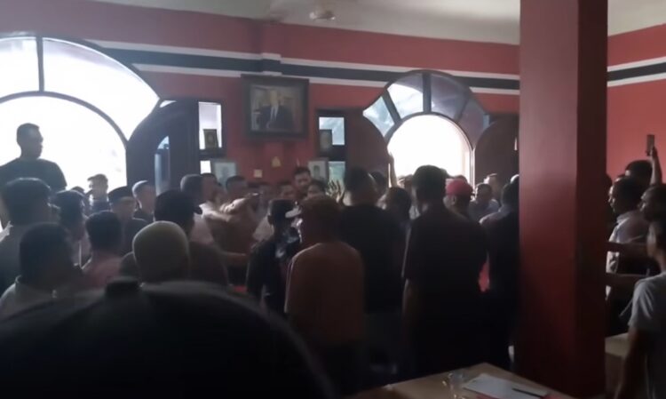 Cek Mad Dibuang, Partai Aceh Digoyang! Massa Pendukung Geruduk Kantor Partai