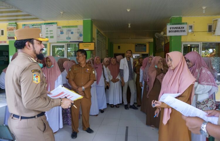 Bupati Al-Farlaky Sidak Kantor Camat dan Puskesmas, Kehadiran ASN Masih Rendah