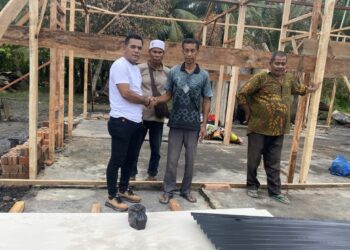 Peduli Warga, Camat Pante Bidari Sumbang Bahan Bangunan untuk Korban Kebakaran