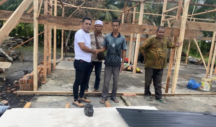Peduli Warga, Camat Pante Bidari Sumbang Bahan Bangunan untuk Korban Kebakaran