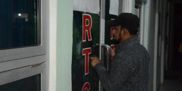 Sidak Malam yang Mengejutkan: Bupati Al-Farlaky Temukan Puskesmas yang Tak Siap Melayani