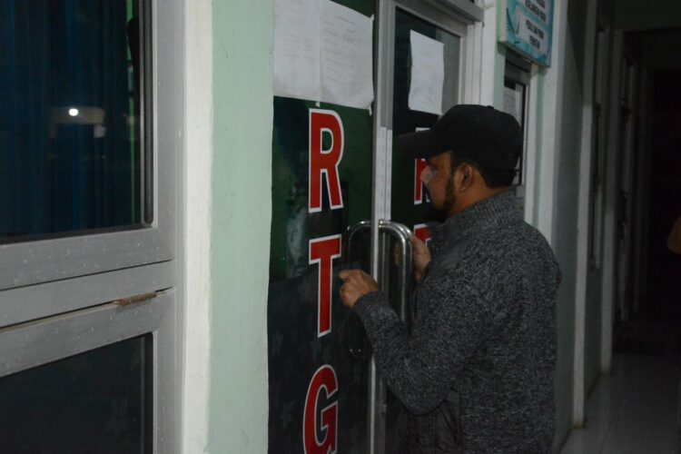 Sidak Malam yang Mengejutkan: Bupati Al-Farlaky Temukan Puskesmas yang Tak Siap Melayani