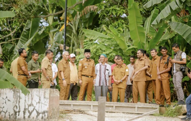 Bupati Al-Farlaky Pastikan Jembatan Gampong Seuneubok Tengoh Dibangun Tahun Ini