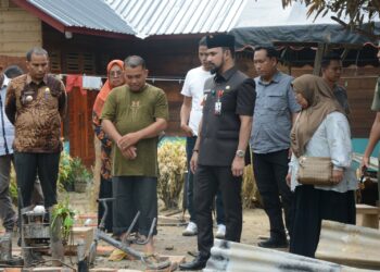 Bupati Al-Farlaky Salurkan Bantuan untuk Korban Kebakaran di Peudawa