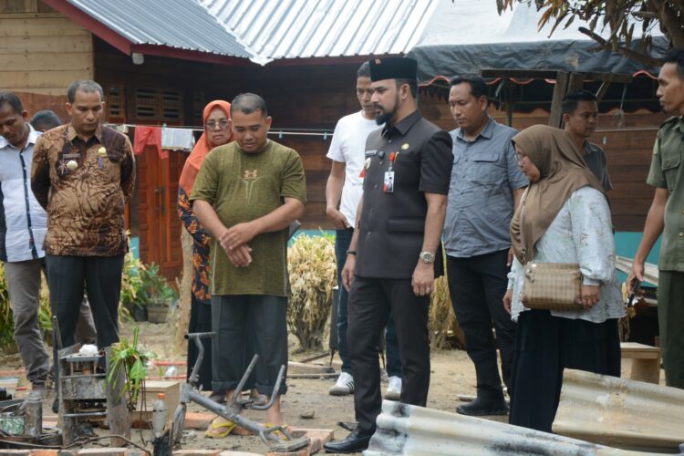 Bupati Al-Farlaky Salurkan Bantuan untuk Korban Kebakaran di Peudawa