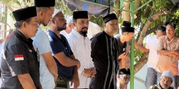 Yet Ubit Meninggal Dunia, Bupati Al-Farlaky Hadiri Pemakaman Tokoh Masyarakat Simpang Ulim