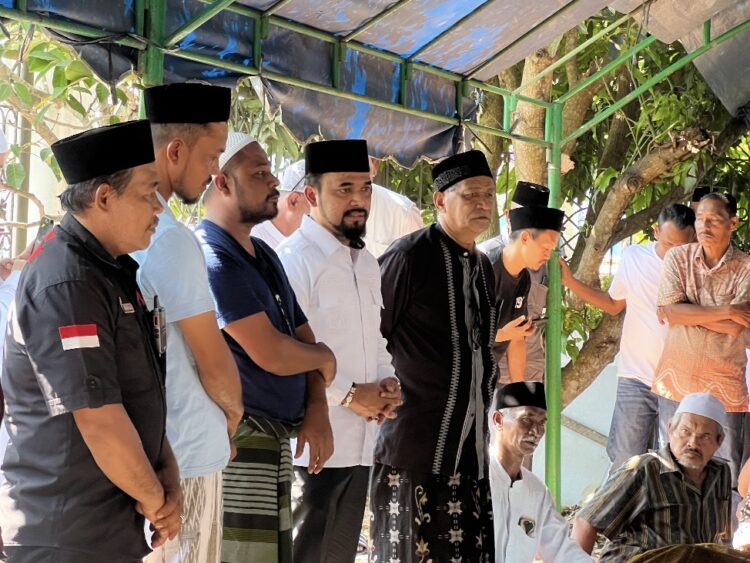 Yet Ubit Meninggal Dunia, Bupati Al-Farlaky Hadiri Pemakaman Tokoh Masyarakat Simpang Ulim