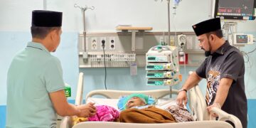Kunjungan Wabup Aceh Timur ke RSZA, Doakan Ibunda Bupati Sehat Kembali