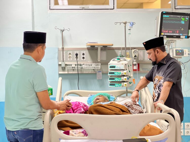 Kunjungan Wabup Aceh Timur ke RSZA, Doakan Ibunda Bupati Sehat Kembali