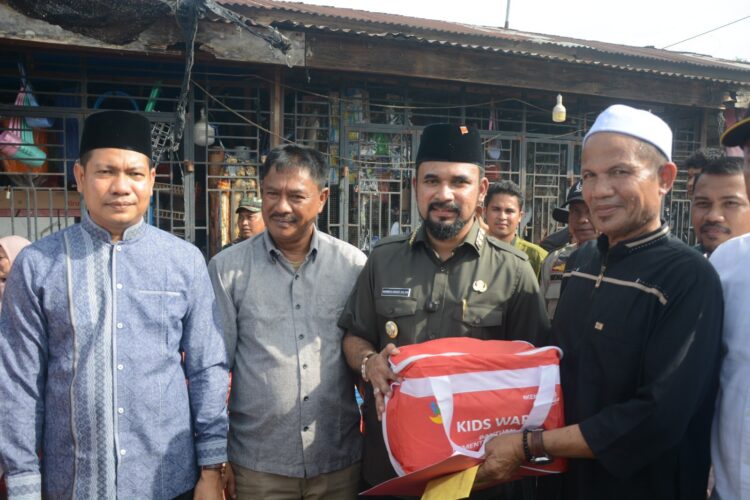 Gercep! Bupati dan Wabup Aceh Timur Bantu Korban Kebakaran di Sungai Raya