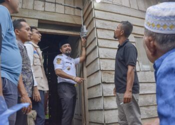 Bupati Al-Farlaky Kembali Salurkan Pemasangan Listrik Gratis untuk Warga