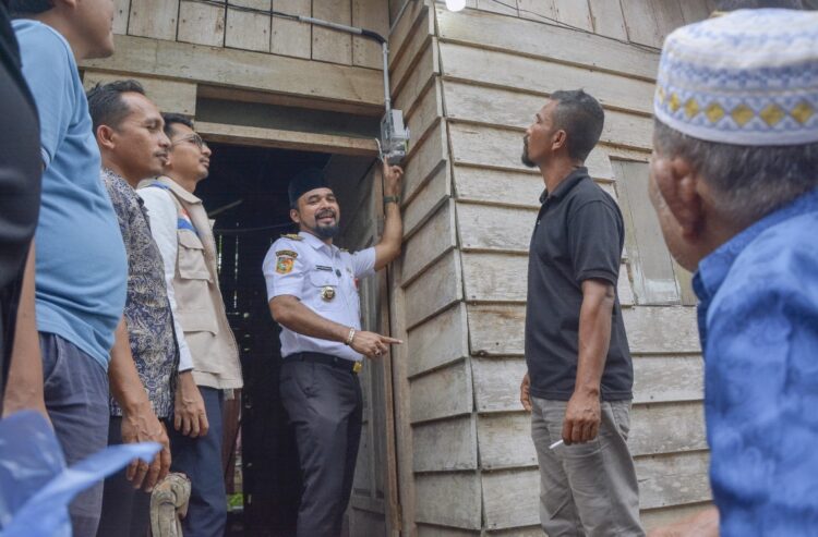 Bupati Al-Farlaky Kembali Salurkan Pemasangan Listrik Gratis untuk Warga