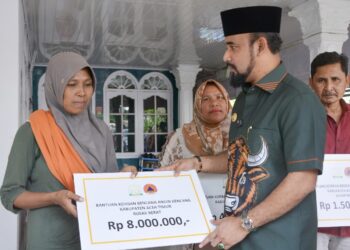 Bupati Al-Farlaky Serahkan Bantuan Untuk Korban Angin Kencang