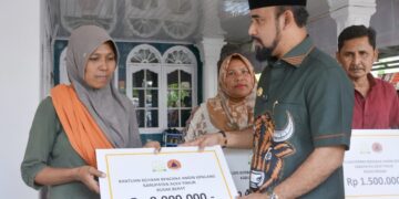 Bupati Al-Farlaky Serahkan Bantuan Untuk Korban Angin Kencang