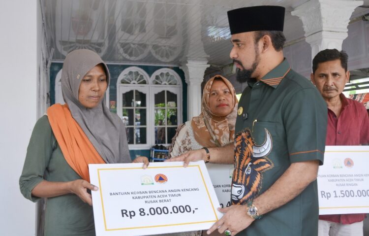 Bupati Al-Farlaky Serahkan Bantuan Untuk Korban Angin Kencang