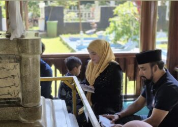 Bupati Al-Farlaky Ziarahi Makam Cut Nyak Dhien di Sumedang Jawa Barat