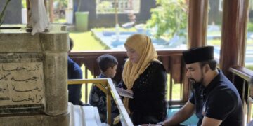 Bupati Al-Farlaky Ziarahi Makam Cut Nyak Dhien di Sumedang Jawa Barat