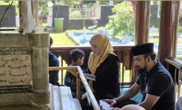 Bupati Al-Farlaky Ziarahi Makam Cut Nyak Dhien di Sumedang Jawa Barat