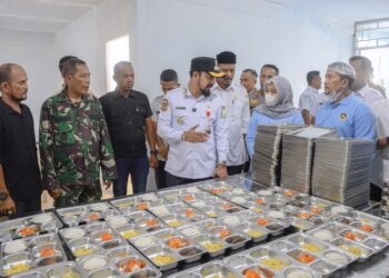 Cek Langsung Kelapangan, Bupati Al-Farlaky Tinjau Dapur Makan Bergizi untuk Anak Sekolah