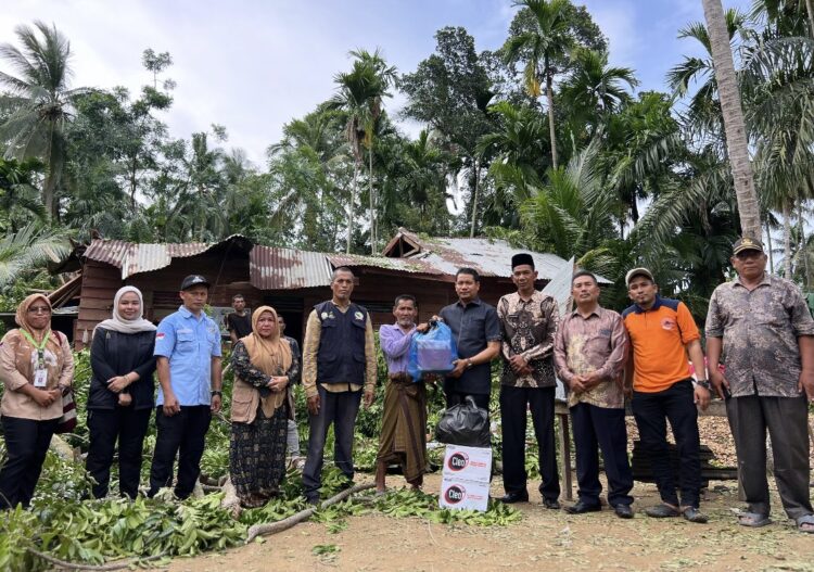 Wabup Aceh Timur Salurkan Bantuan untuk Korban Angin Kencang di Simpang Ulim