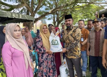 Bupati Al-Farlaky Launching Bantuan Pangan Beras: 43.481 KK Terima Jatah 20 Kg