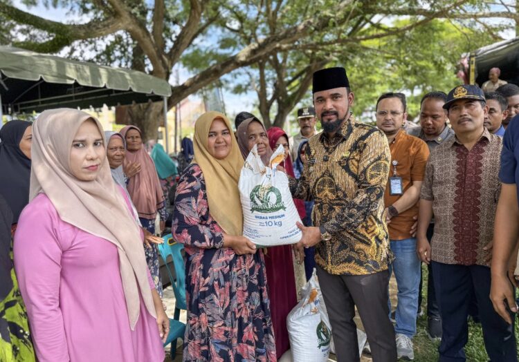 Bupati Al-Farlaky Launching Bantuan Pangan Beras: 43.481 KK Terima Jatah 20 Kg