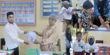 Anggota DPRK Aceh Timur Serahkan Bantuan Seragam Sekolah dan Siap Perjuangkan Ruang Guru