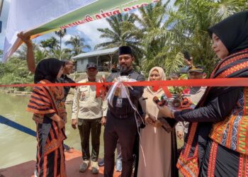 Terobos Pedalaman, Bupati Al-Farlaky Serahkan Getek Penyeberangan di Simpang Jernih