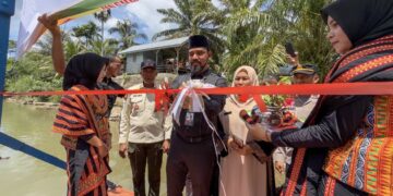 Terobos Pedalaman, Bupati Al-Farlaky Serahkan Getek Penyeberangan di Simpang Jernih