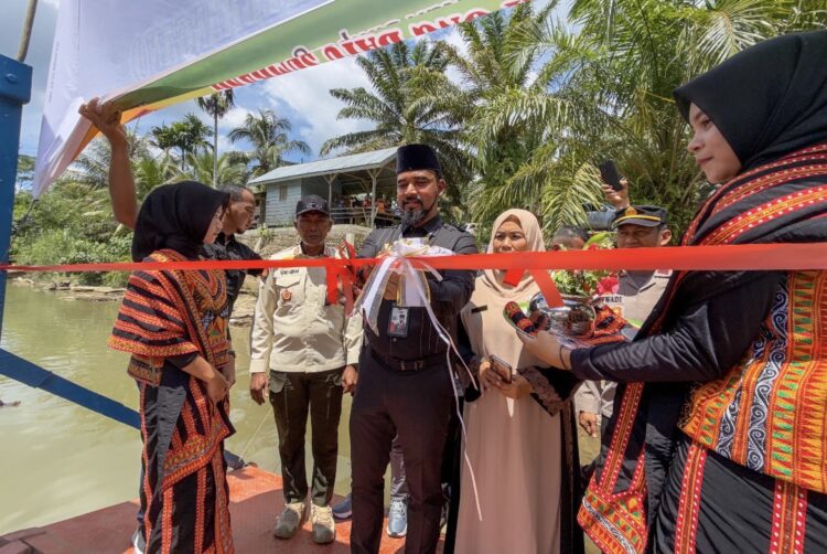Terobos Pedalaman, Bupati Al-Farlaky Serahkan Getek Penyeberangan di Simpang Jernih