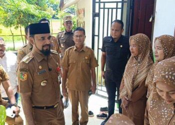 Bupati Al-Farlaky Tinjau SD yang Viral Siswa Duduk Tanpa Kursi di Lantai