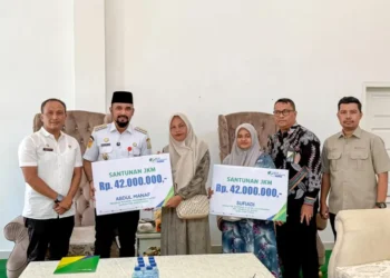 Bupati Aceh Timur Serahkan Santunan BPJS Ketenagakerjaan untuk 2 Pekerja yang Meninggal Dunia