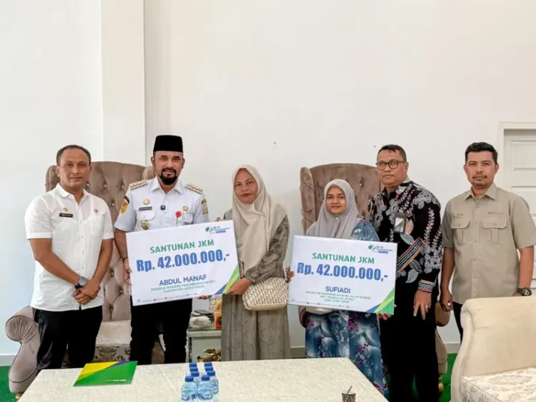 Bupati Aceh Timur Serahkan Santunan BPJS Ketenagakerjaan untuk 2 Pekerja yang Meninggal Dunia