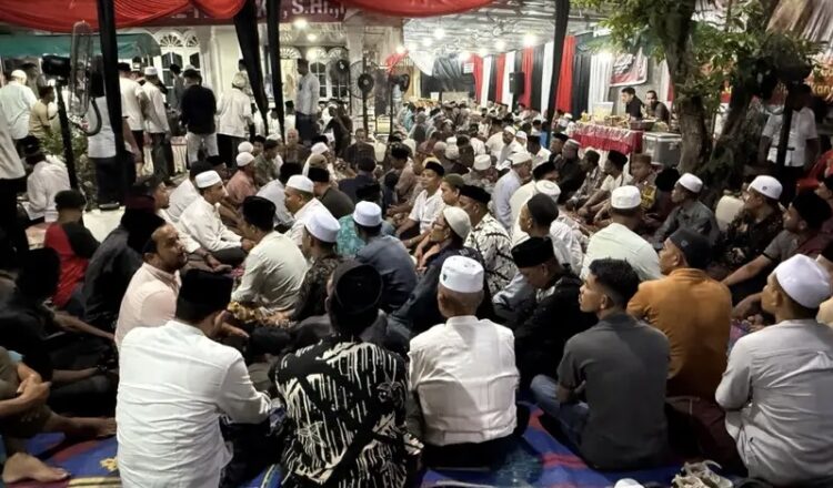 Ribuan Pelayat Padati Rumah Duka Bupati Aceh Timur pada Malam Keenam Takziah