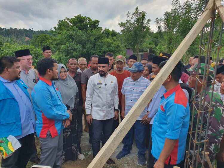Bupati Aceh Timur Serahkan Bantuan Pemberdayaan untuk Komunitas Adat Terpencil di Pendalaman Sungai Raya
