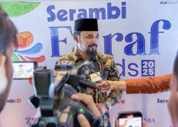 Bupati Al-Farlaky Terima Serambi Ekraf Award 2025