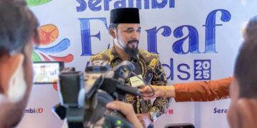Bupati Al-Farlaky Terima Serambi Ekraf Award 2025