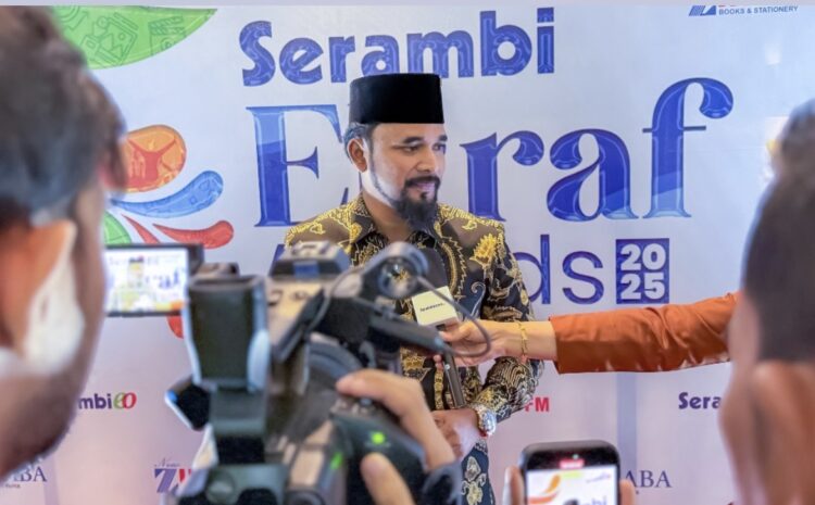 Bupati Al-Farlaky Terima Serambi Ekraf Award 2025