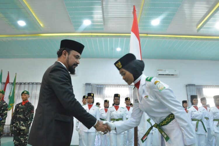 Bupati Al-Farlaky Kukuhkan 75 Anggota Paskibraka