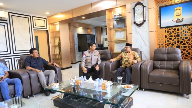 Haji Uma Sampaikan Laporan Masyarakat Terkait Perambahan Hutan dan TPPO kepada Kapolda Aceh