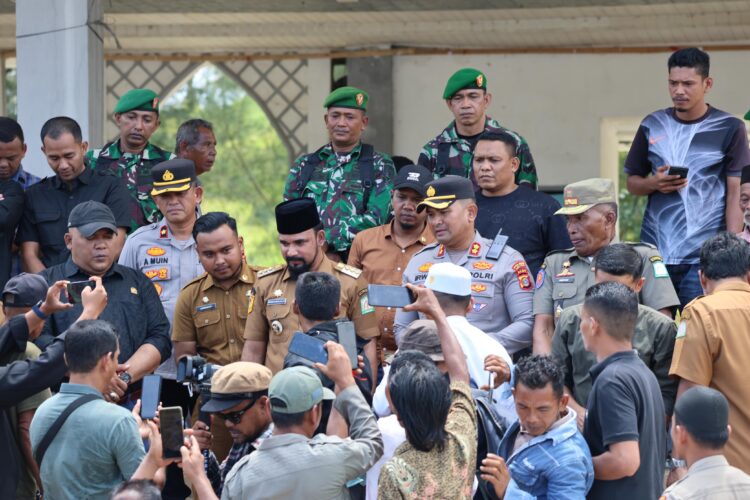 Bupati Al-Farlaky Sambut Pendemo dengan Dialog Terbuka