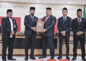 Bupati Al-Farlaky Serahkan KUA-PPAS 2026 kepada DPRK