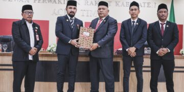 Bupati Al-Farlaky Serahkan KUA-PPAS 2026 kepada DPRK