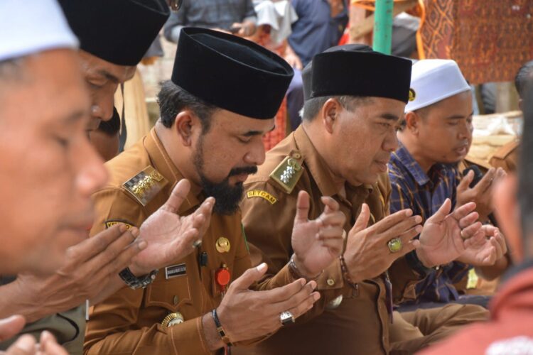 Bupati Al-Farlaky Melayat Korban Pembunuhan di Idi, Ingatkan Bahaya Judi Online