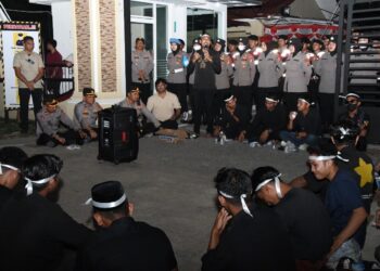 Puluhan Pemuda Aceh Timur Gelar Malam Renungan dan Doa Bersama di Polres
