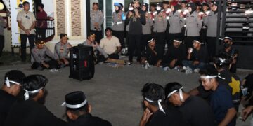 Puluhan Pemuda Aceh Timur Gelar Malam Renungan dan Doa Bersama di Polres